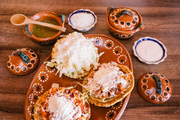 Sopes con crema, queso y salsa 