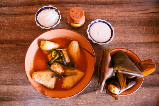 Corundas en salsa roja con chile poblano y carne de cerdo 