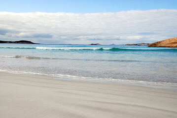 Wunderschöner, unberührter weißer Sandstrand, berühmt für das klare, türkisfarbene Wasser des Cape-le-Grand-Nationalparks