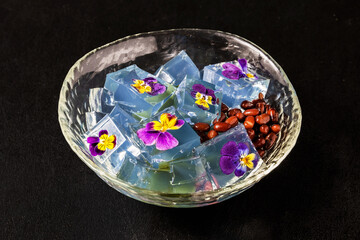 冷たい青いゼリー　Cold and transparent sweets 