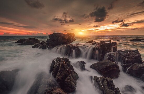 Waves with sunset © ekanan