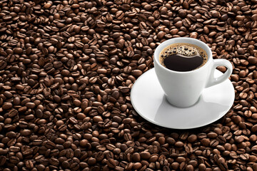 Xícara de café isolada a direita sobre fundo de café torrado, com espaço para texto.