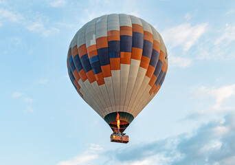 Naklejka premium Closeup view of flying colorful hot air balloon at sunrise