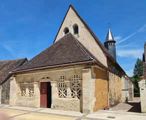 L'église de Moutiers-en-Puisaye a été fondée au Xe siècle, comme partie d'un monastère du VIIIe siècle. Eglise d'architecture romane, avec un caquetoire du XIIIe siècle (ouvertures aménagées au XIVe).