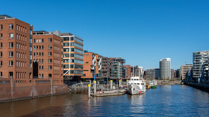 Sandtorhafen mit dem Traditionsschiffhafen am Sandtorkai, Hamburg