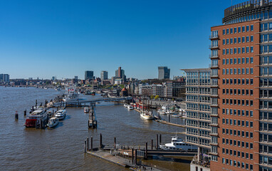 Blick von der Elbphilharmonie zu den Landungsbrücken, Hamburg