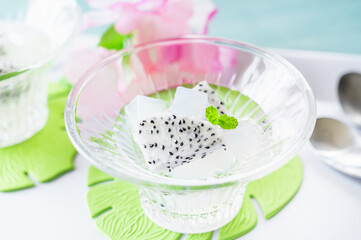 ナタデココとドラゴンフルーツのデザート