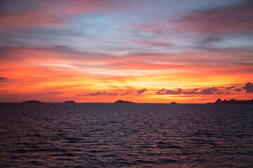 Obraz premium Por do sol no oceano de frente para ilhas 