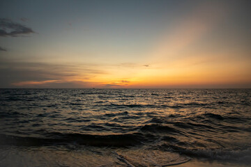 Fototapeta premium Pôr do sol de frente para mar