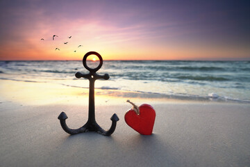 Herz und Anker am Meer