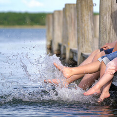 Beine im Wasser abkühlen 