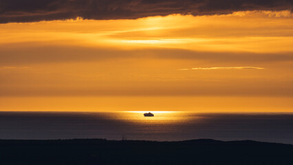 Bateau soleil couchant