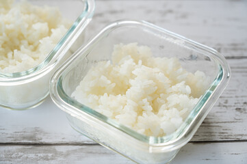 ガラス容器に入ったご飯