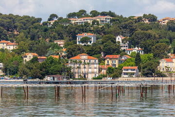 Obraz premium Maisons sur la baie du Lazaret à la Seyne-sur-mer