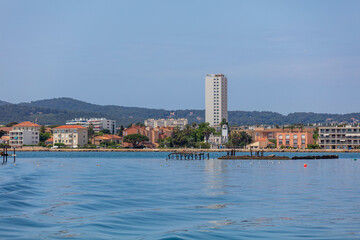 Obraz premium Tour et maisons sur la baie du Lazaret à la Seyne-sur-mer