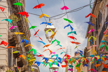 Papillons de couleurs dans une rue