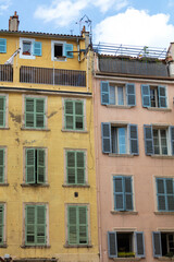 Fototapeta na wymiar Maisons colorées dans le centre de Toulon