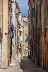 Fototapeta na wymiar Maisons colorées dans le centre de Toulon