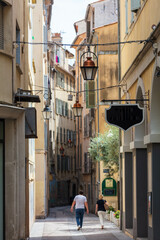 Maisons color&eacute;es avec s&eacute;maphore et enseigne dans le centre de Toulon