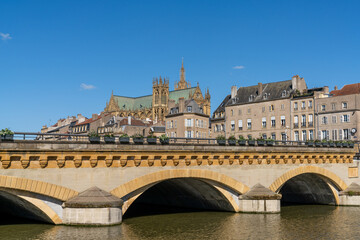 Fototapeta premium the Moselle River and Moyen Bridge with the historic city center of Metz behind