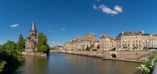 Fototapeta na wymiar panorama of the Moselle River and Moyen Bridge with the historic city center of Metz behind