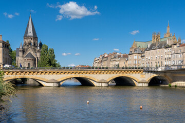 Fototapeta premium the Moselle River and Moyen Bridge with the historic city center of Metz behind