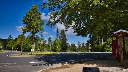 Der Wanderparkplatz an der Walper bei der Glasbachwiese und den Schillerbuchenresten.