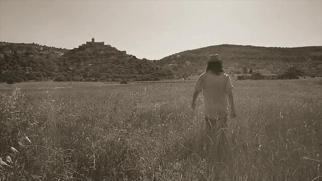 Camminare in un campo da soli in armonia con la natura