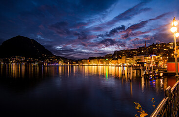Obraz premium night view of lake Lugano