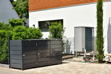 Luftwärmepumpe, Klimaanlage für Heizung und Warmwasser an einem neu gebauten Wohnhaus