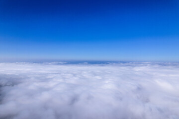 Naklejka premium View of the thick clouds and clear blue sky. 