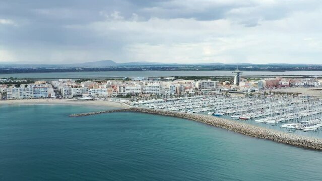 survol du port de Palavas-les-Flots pr&egrave;s de Montpellier au bord de la mer m&eacute;diterran&eacute;e dans le sud de la France	