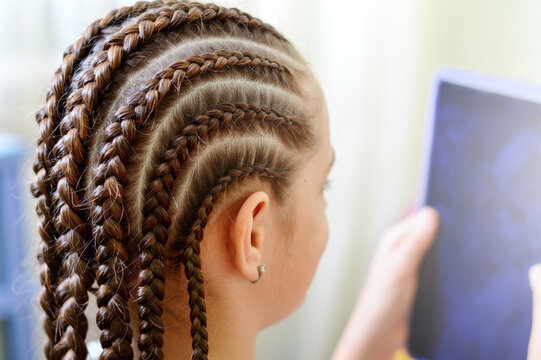 Premium Photo  Barber braids dreadlocks hairdresser weaves braids with  kanekalon to young girl head making creative