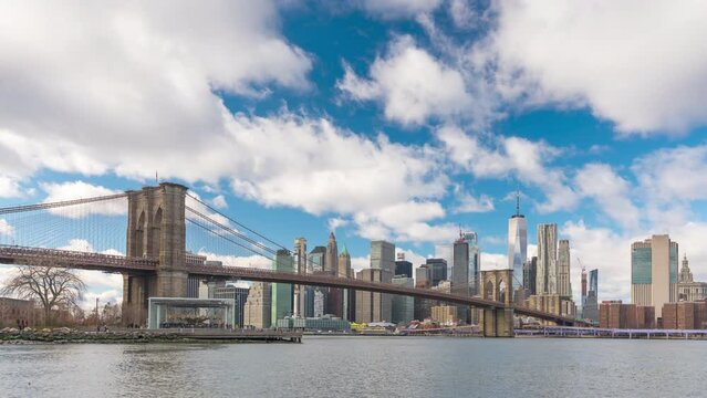 Timelapse of Brooklyn bridge and Manhattan, New York City.