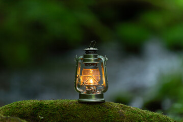 渓流とオイルランタン © 歌うカメラマン