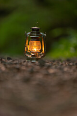 森とオイルランタン