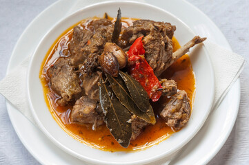 Plato con carne de cabra típico de Canarias
