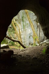 Cueva pequeña vista desde interior