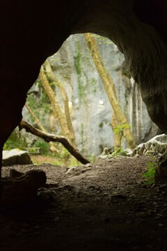 Cueva peque&ntilde;a vista desde interior