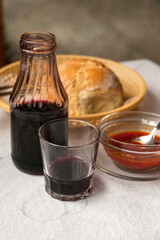 Vino tinto y mojo rojo canario