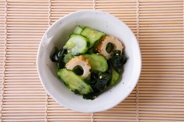 キュウリと竹輪とワカメの酢の物