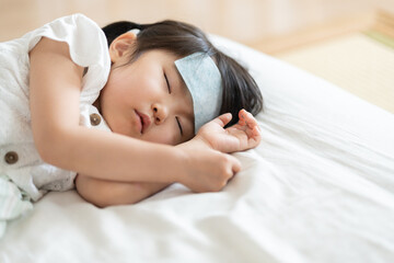 熱で休む4歳の子供（風邪・病気・欠席・睡眠・育児・子育て）