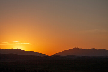 Observando el atardecer sobre el cerro Tres Picos desde el Cerro del Amor en Sierra de la Ventana, Buenos Aires, Argentina