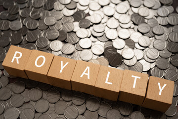 ロイヤルティーのイメージ｜「ROYALTY」と書かれた積み木とコイン