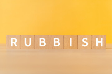 ゴミ・がらくたのイメージ｜「RUBBISH」と書かれた積み木