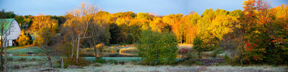 Obraz premium Colorful Wisconsin farmland with a pond in Autumn