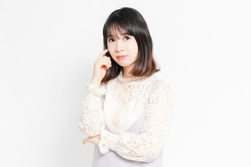 考え事をしている若い女性