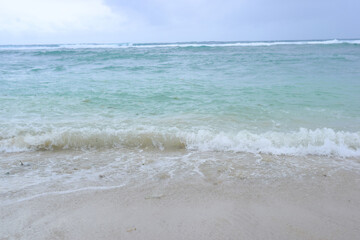 The beautiful waves on the beach refresh and calm the mind by focusing on the object