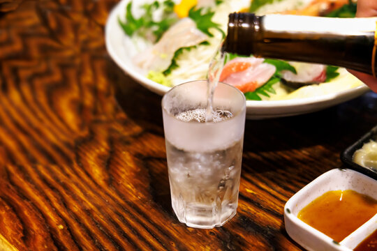グラスに注がれた美味しそうな日本酒