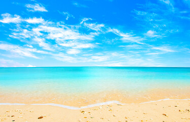 Fototapeta na wymiar 青い海と青空と砂浜・真夏のリゾートビーチイメージ